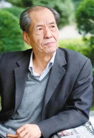 1993年，6年没有收入的陈忠实在家闲坐。突然一通电话打来，接完电话后，整个人瘫