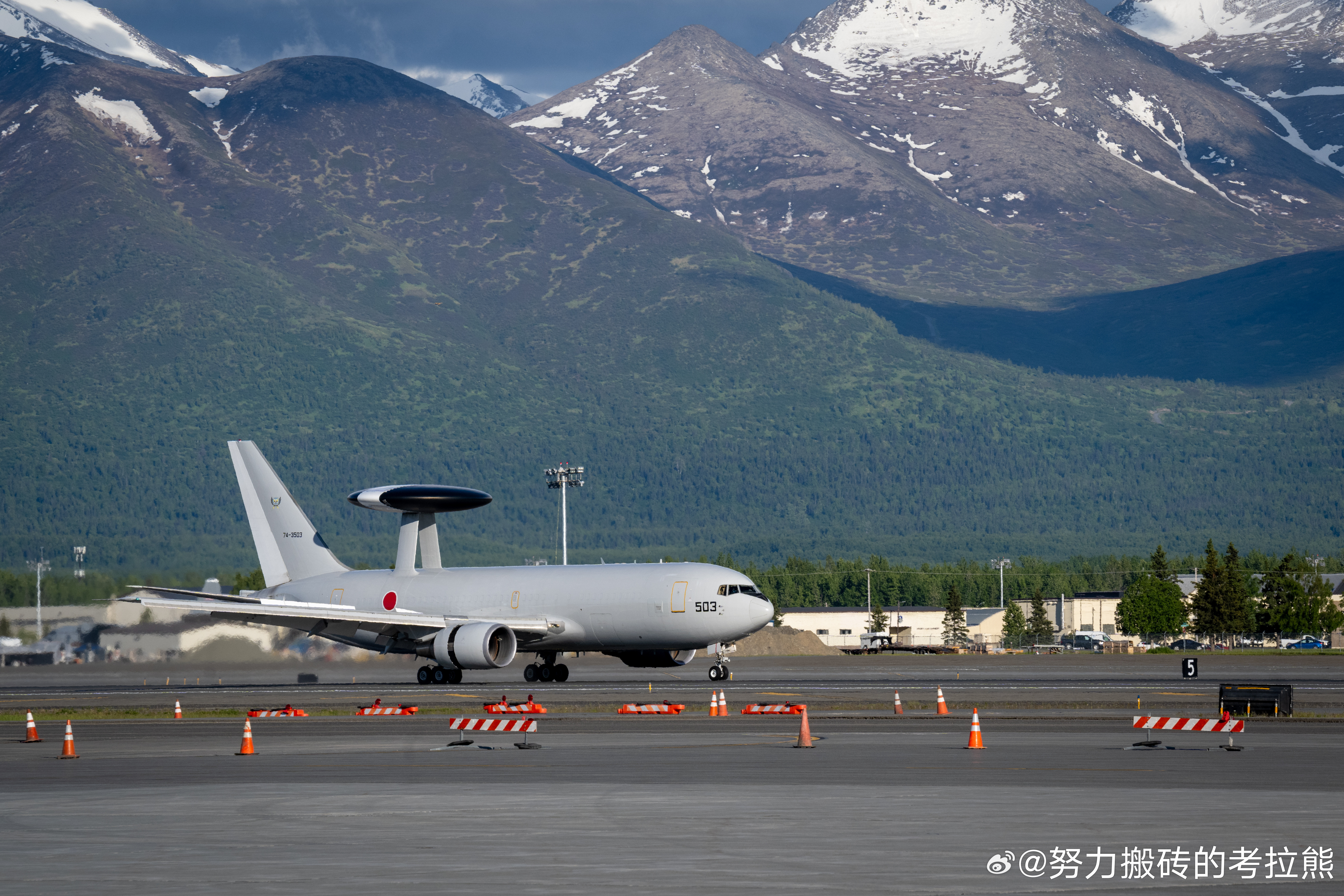 2025年6月5日，霓虹 E-767抵达阿拉斯加JointBaseElme