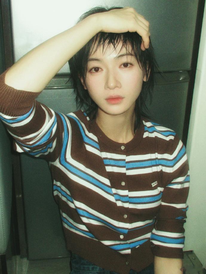 吴谨言短发胶片照吴谨言短发胶片照，胶片质感随拍故事感拉满，真的随性又帅气啊~