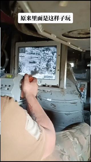 原来现代坦克车顶上的自动机枪都是这么操作的？坦克乘员坐在车内双手握住开关，在他
