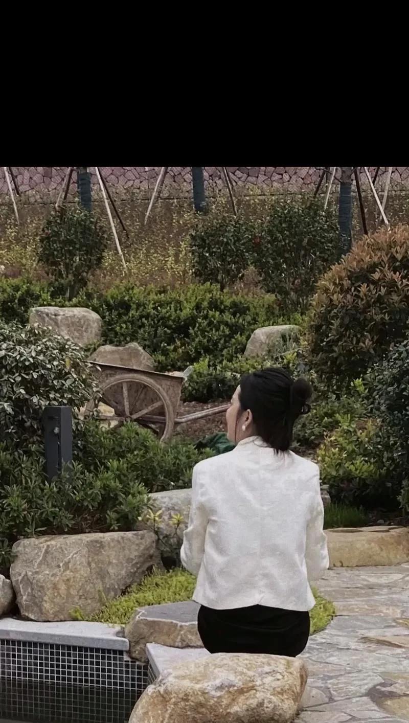 40岁的嫂子终于找到了一份还不错的收银员工作。嫂子40岁，她大学学的财会专业，