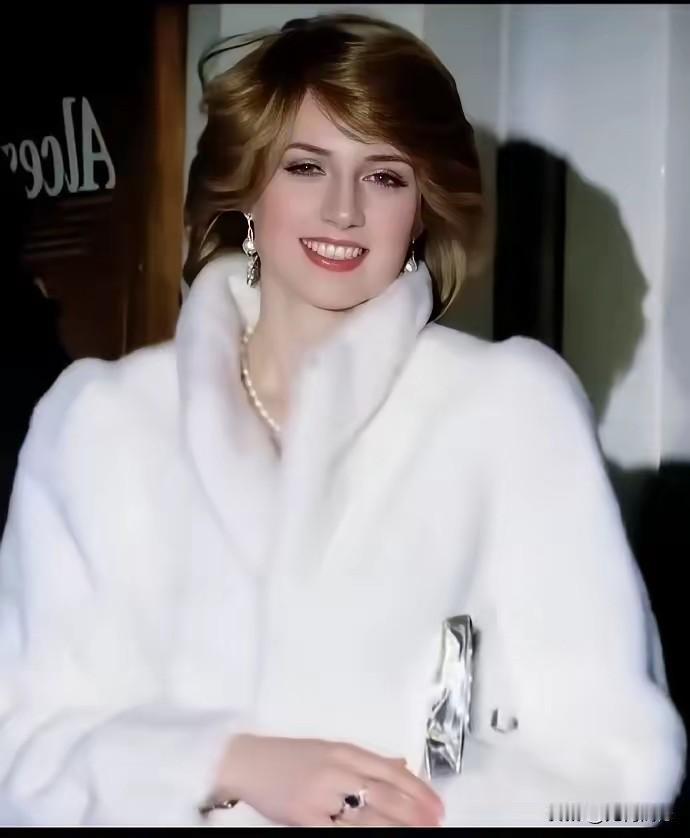 戴安娜王妃最漂亮的照片，在我看来，应该属于这两张，她的金色头发，她的娇美面容，配