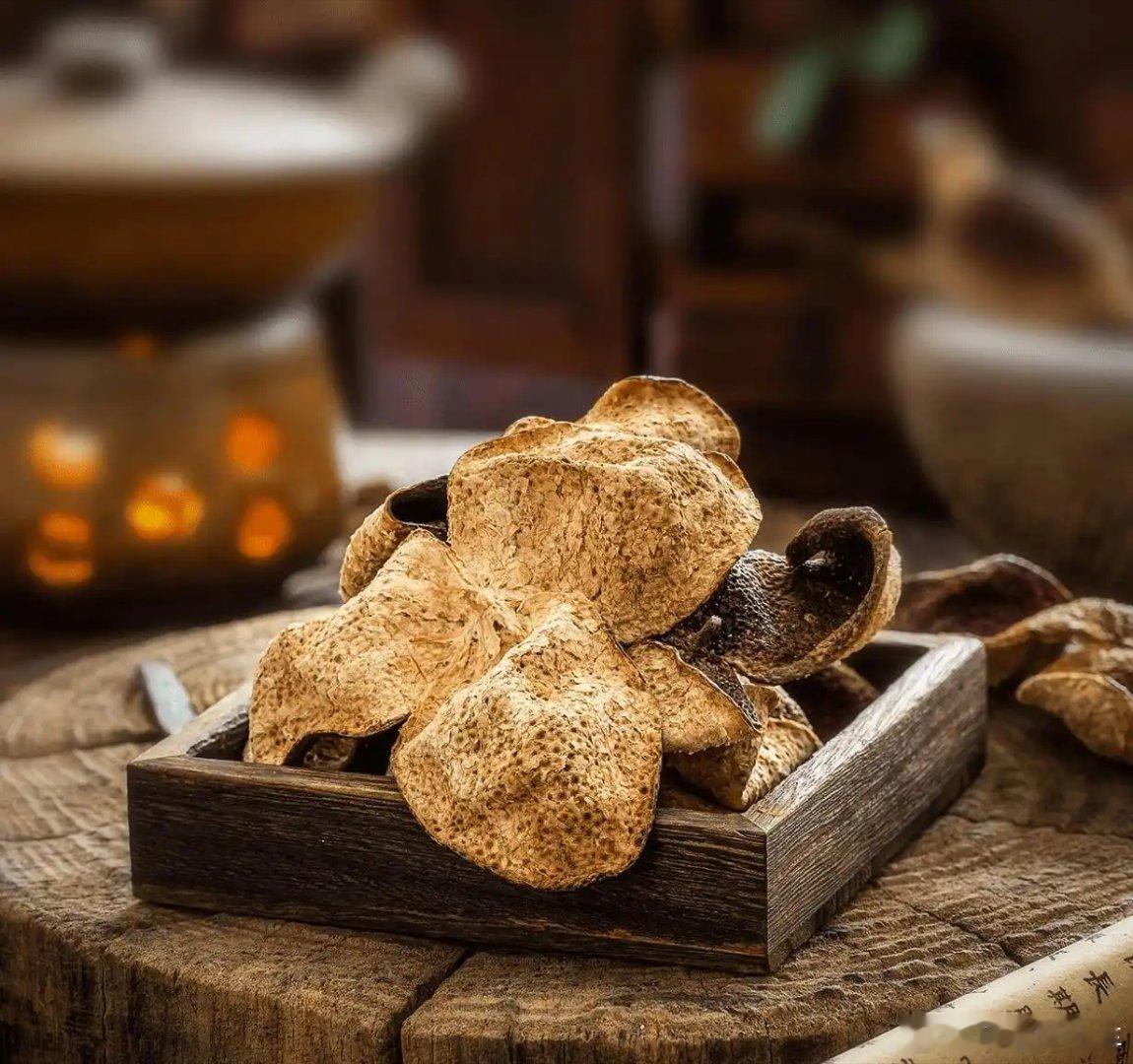 自己晒的橘子皮可以当陈皮用吗自制橘子皮与陈皮是两种不同的东西，主要的差异如下：