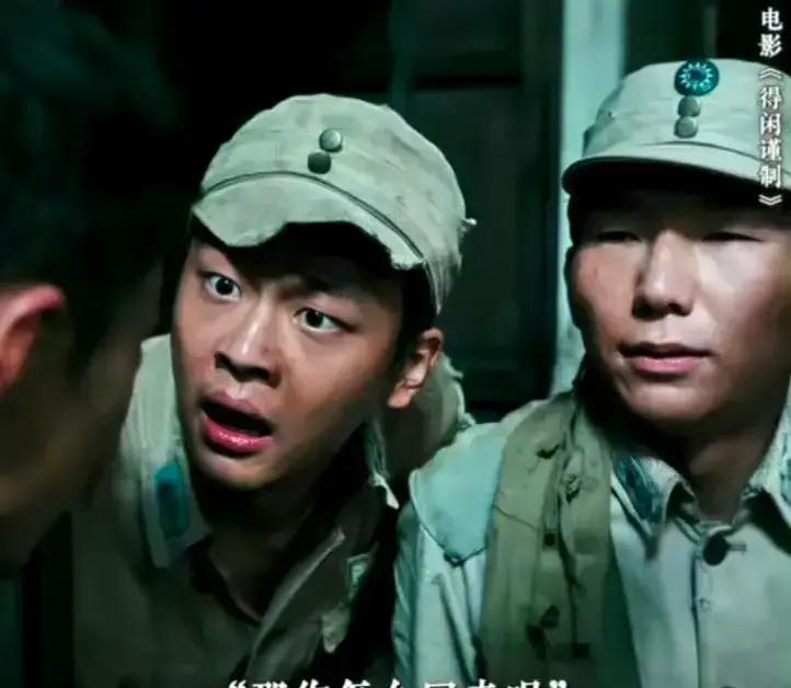 帽子上的徽章一碰就掉，他却是四行仓库最后撤离的兵。别人领章帽徽齐全，只有康