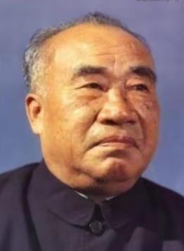 朱老总年纪大了，动作总是慢慢的，慢慢的，说话也是慢慢的，慢慢的。大家都把他当父亲