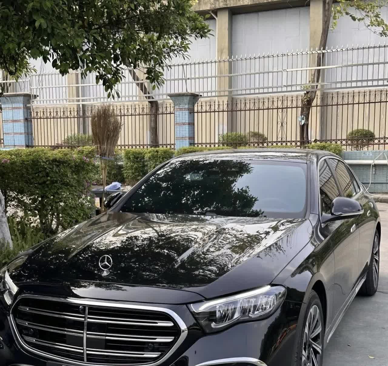 试驾奥迪A6和奔驰E300后，我悟了。上周陪朋友去试车，奥迪A6和奔驰