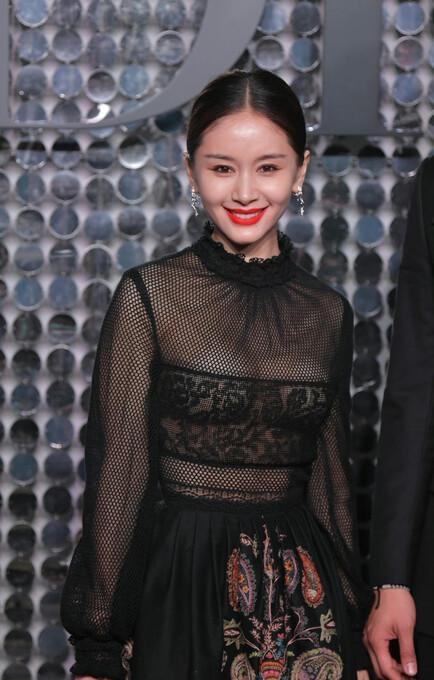 王子文愈发大胆，身着黑色透视裙展现别样魅力，小个子也有大风情