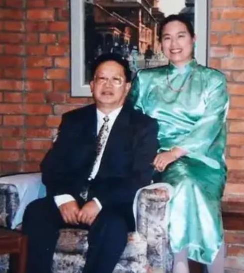 2005年，中国驻尼泊尔大使馆的外交官朱敏才退休后，瞒着子女们，偷偷带着妻子离开