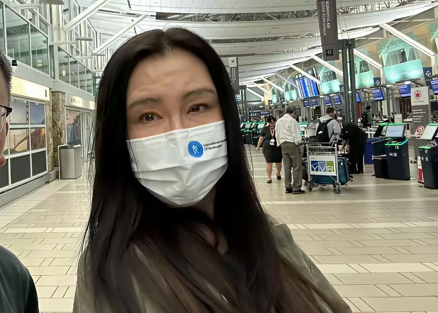 有网友在温哥华机场撞见王祖贤啦！她跟几位友人站在角落说话，一身棉麻素色长衫配阔腿