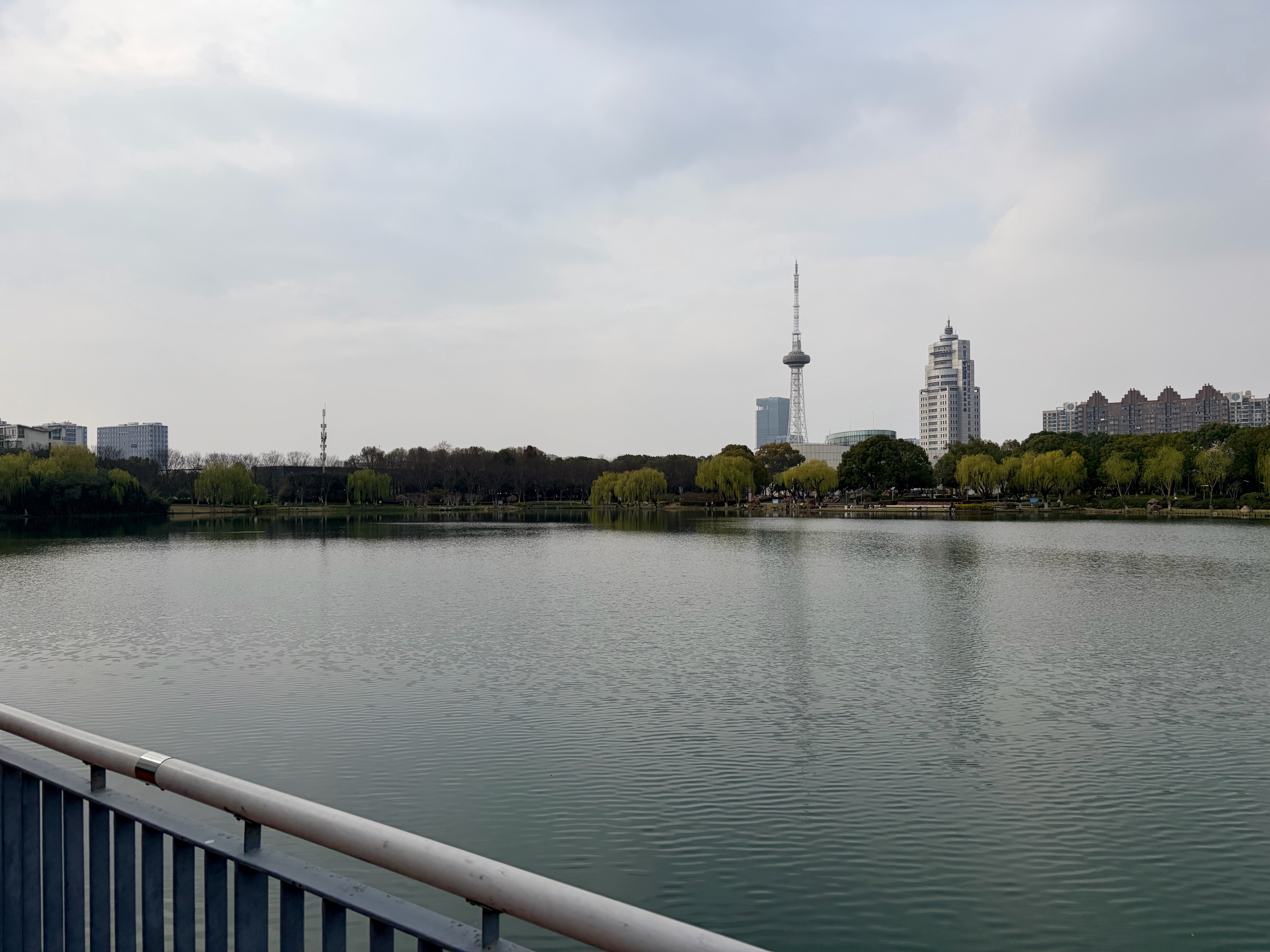 写了五本书，从电动汽车到人形机器人，发现一个残酷的事实：大部分工作都是垃圾。不是