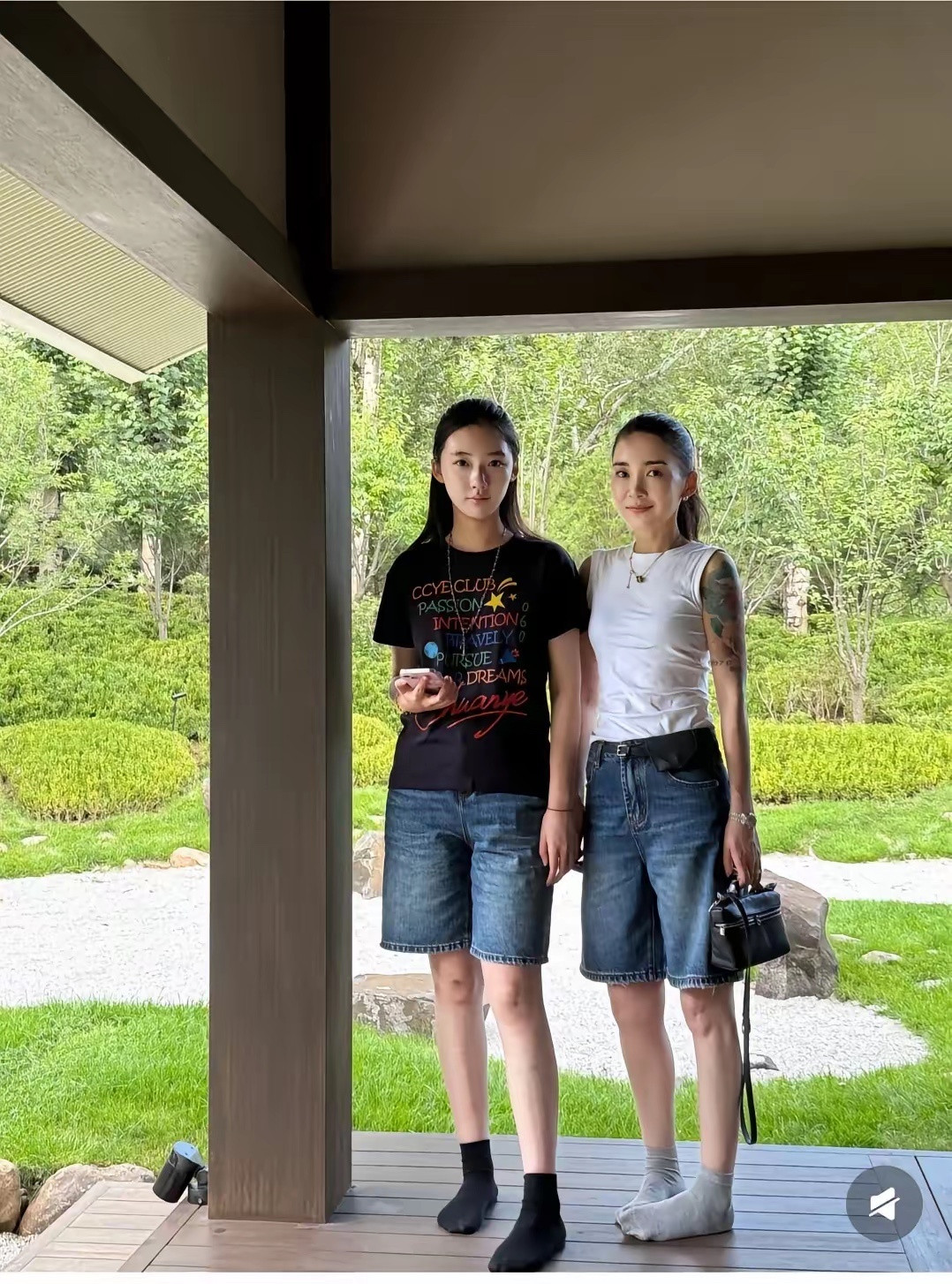 妈太年轻了，和女儿在一起有点分不出来