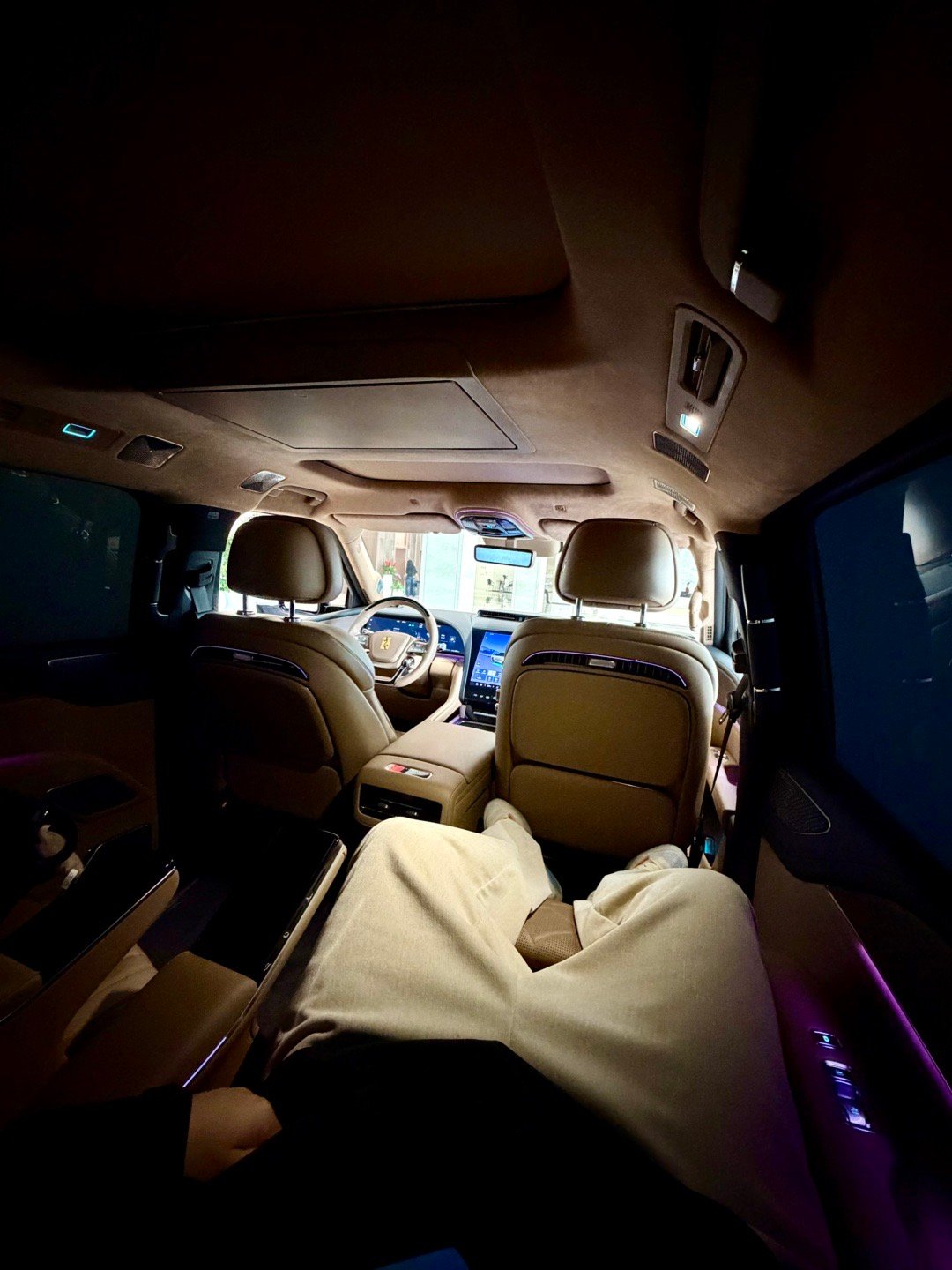 参观一下中国最头部车企的总部机关。下次就不用专门打横幅了，四不两直得贯彻落实深