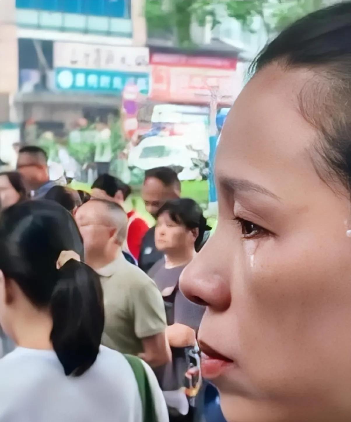 看了很多送孩子去考场的父母或者爸爸或者妈妈他们都怀着不同程度的深沉的心情有
