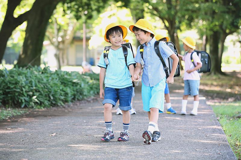 一位资深家庭教育指导师，说过一句扎心的大实话：“小学补课，补得越早，废得越快。