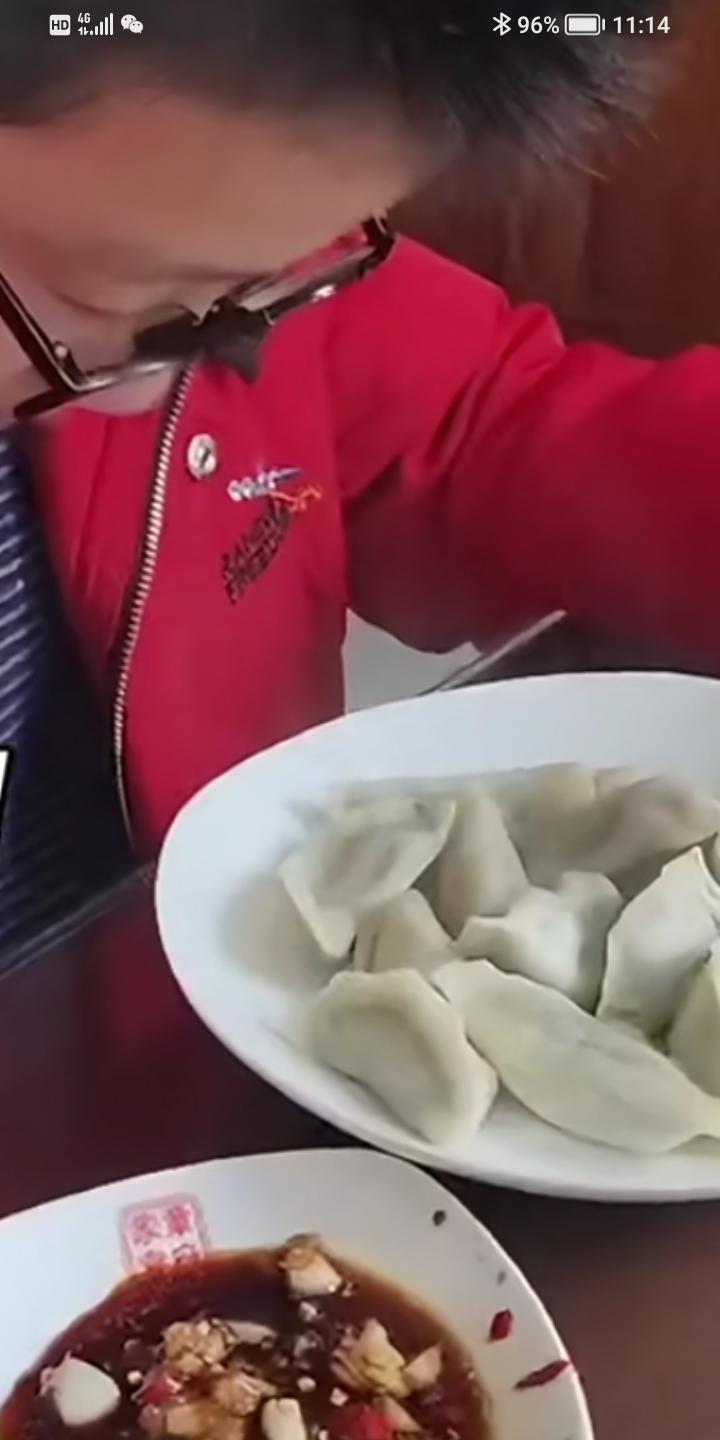 泪酸，妈妈得癌症离世后8天，爸爸给儿子煮的饺子让儿子吃，爸爸说：这是你好生前包的
