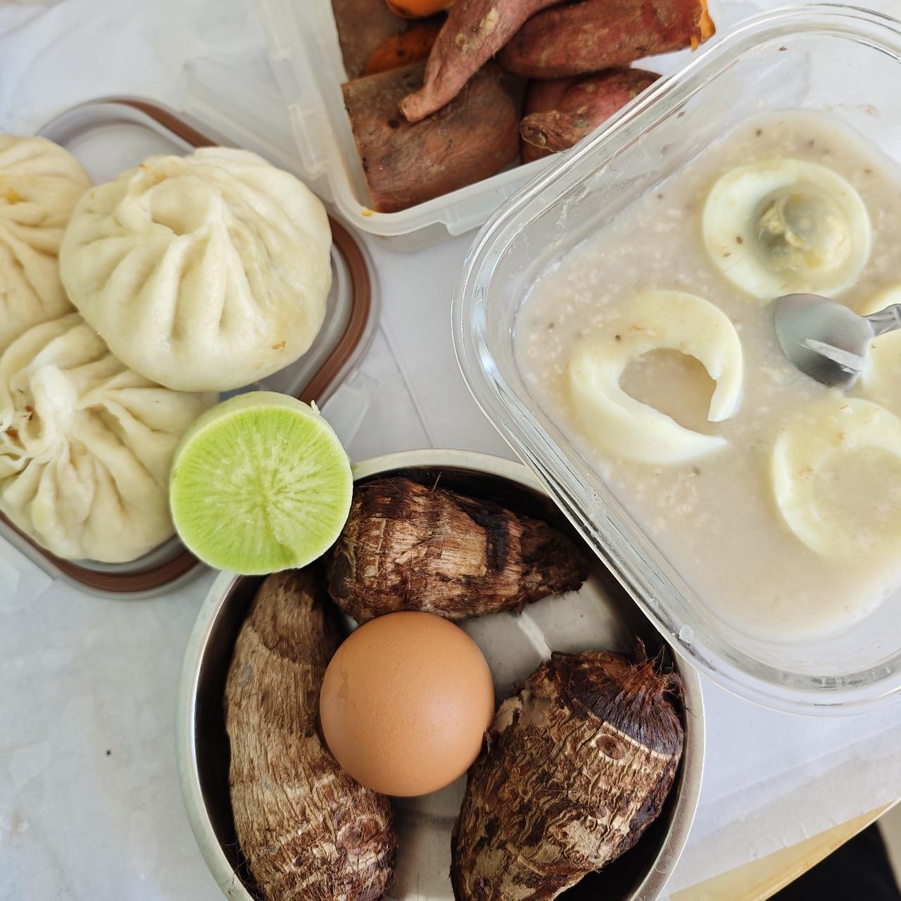 一碗麦片粥，俩鸡蛋，仨包子，若干芋头与地瓜。因昨天检查出胆固醇高，所以这鸡蛋就