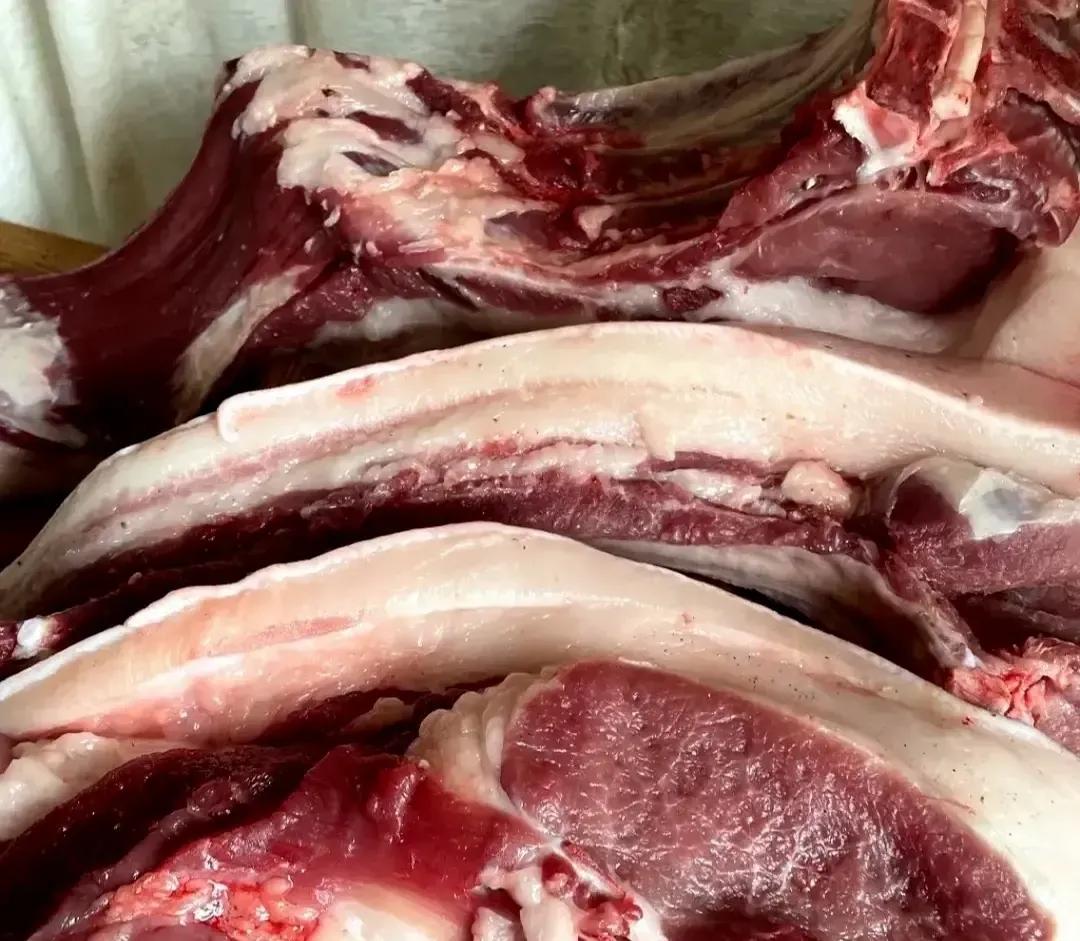 昨天大集上三辆外地冷藏车摆开案板，猪肉五块八块一斤，比菜市场便宜一半还多。不到