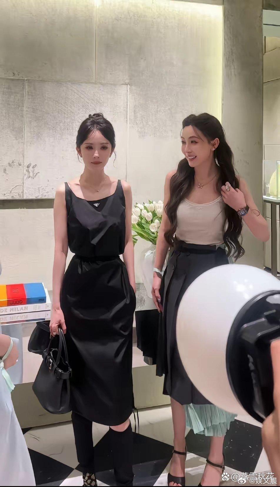 杨幂巴掌小脸格外出众，旁人站在身旁难免对比鲜明，很好奇她是如何常年保持绝佳身材的