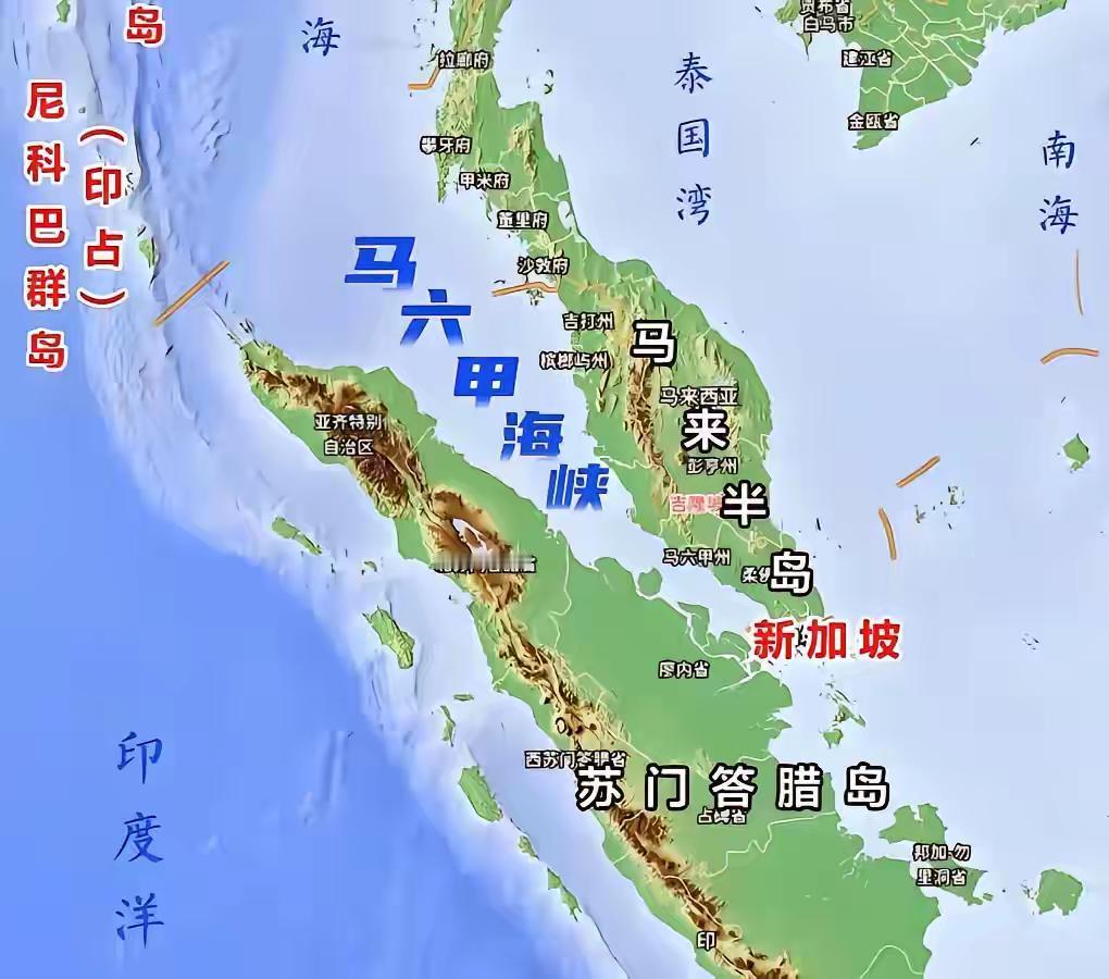 新加坡能“截住”所有经过马六甲海峡的船，靠的不只是地理位置，而是把“深水航道+极