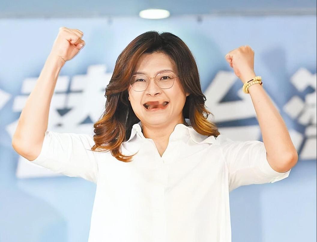 郑丽文一句话骂醒国民党！1月19日，郑丽文在岛内网络节目上被主持人黄光芹提问：“