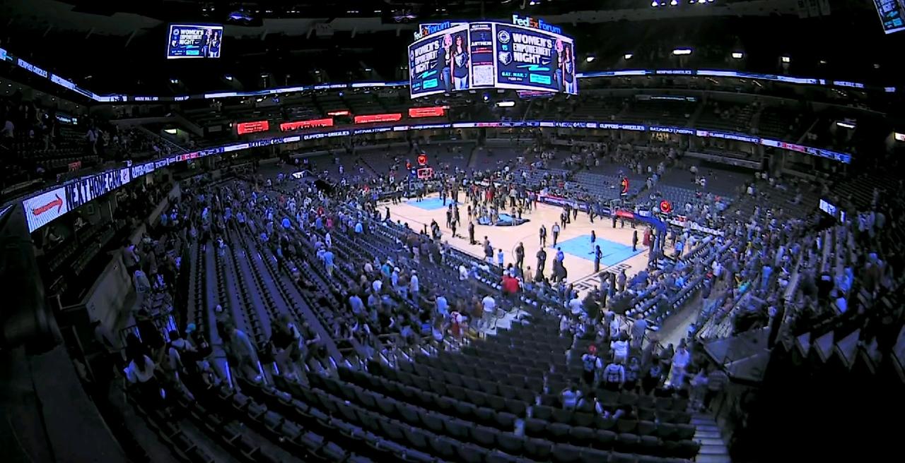 这比赛彻底没人看了！在开拓者客场击败灰熊的比赛中发生极其尴尬一幕：开拓者要稳