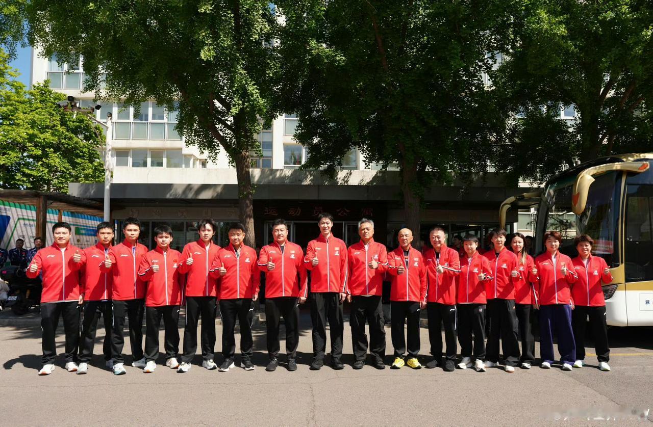 国乒今日出征伦敦团体世乒赛，中国乒协王励勤、何潇与本次世乒赛参赛队员王楚钦、林诗