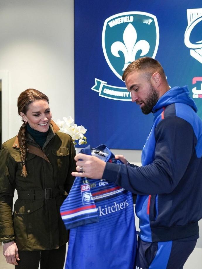 哇哦，凯特王妃终于换发型了，大卷发扎成辫子，让人眼前一亮，好有活力啊！1月27