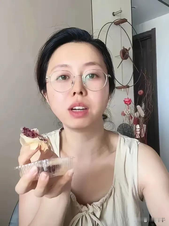 田静今日直播卖鲜花饼！声称是从云南发货，网友问田静：不会是帮马户推销吧？