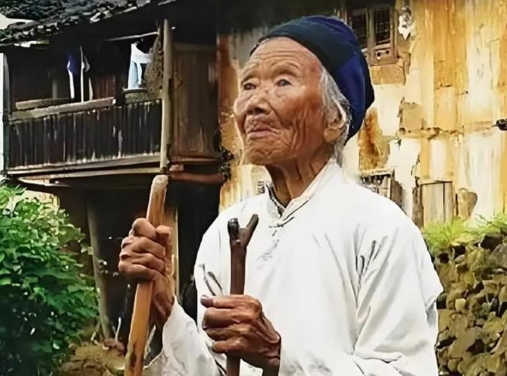 1928年除夕，18岁的池煜华和15岁的小丈夫圆了房，新婚才3天，丈夫离家打仗，