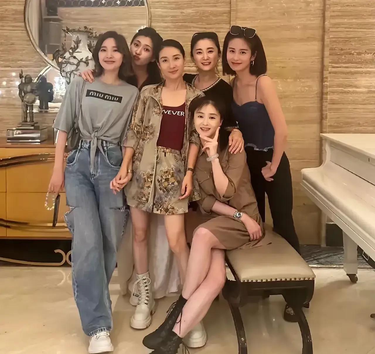 甄嬛传十年聚会，娘娘没来。名利场的酒杯晃得人眼晕时，她在云南山区的土路上颠簸。