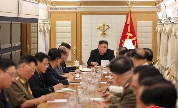 金正恩或已启程赴华，预计9.2到北京据韩联社援引朝方消息人士的话称，当地时间9