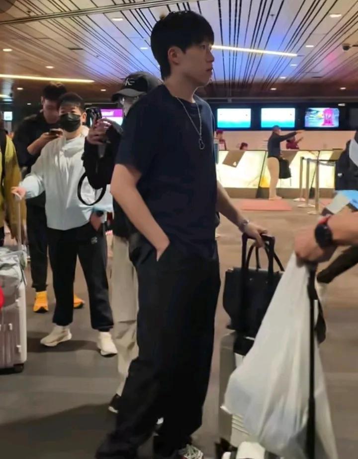 下飞机了，头头在前面走，莎莎和小石头跟在后面，人生地不熟的，都有点茫然了，还好，