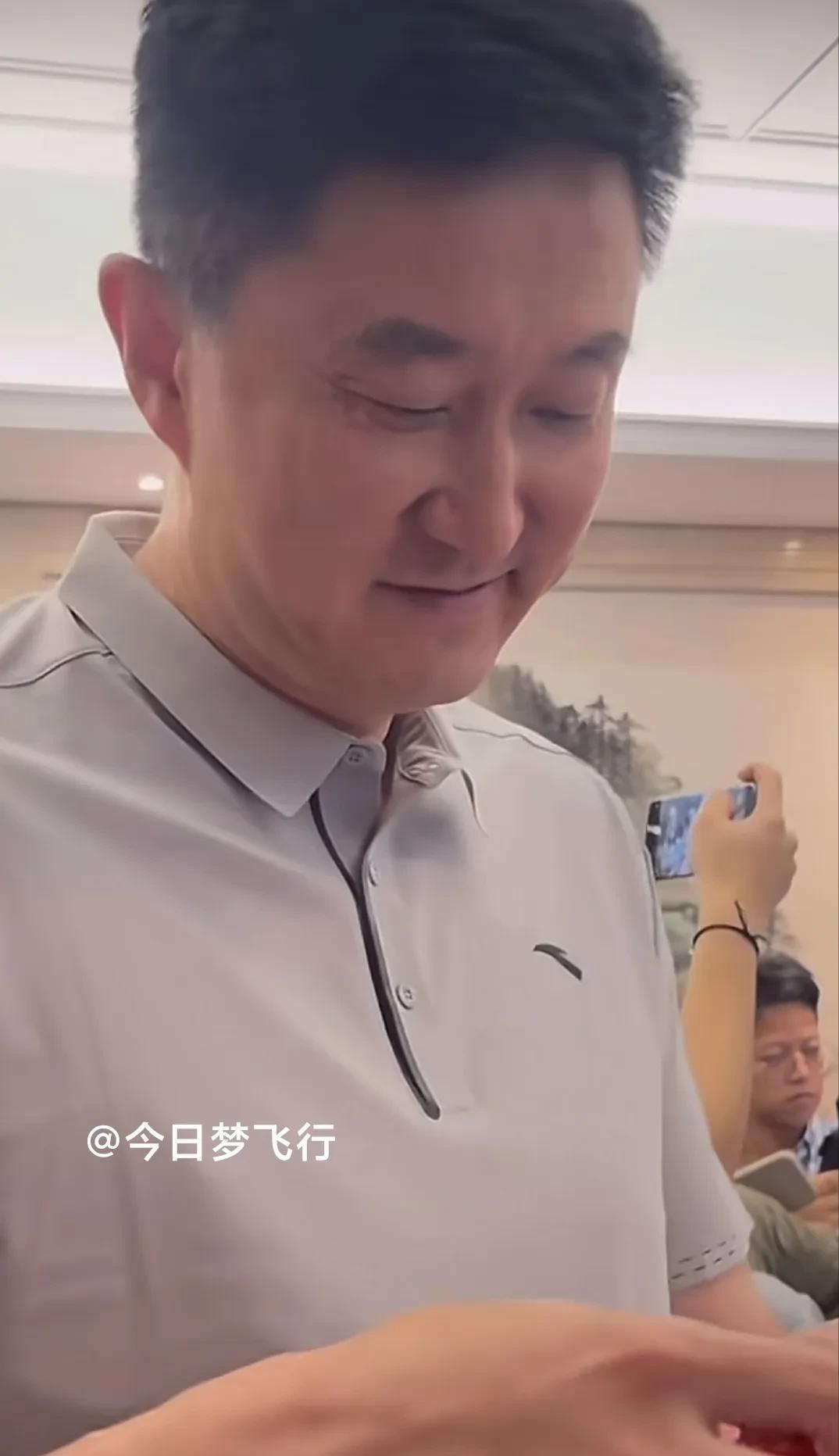 杜锋开十五运盲盒送给徐杰！今天（6月18日），广东队主教练杜锋作为广东代表团代