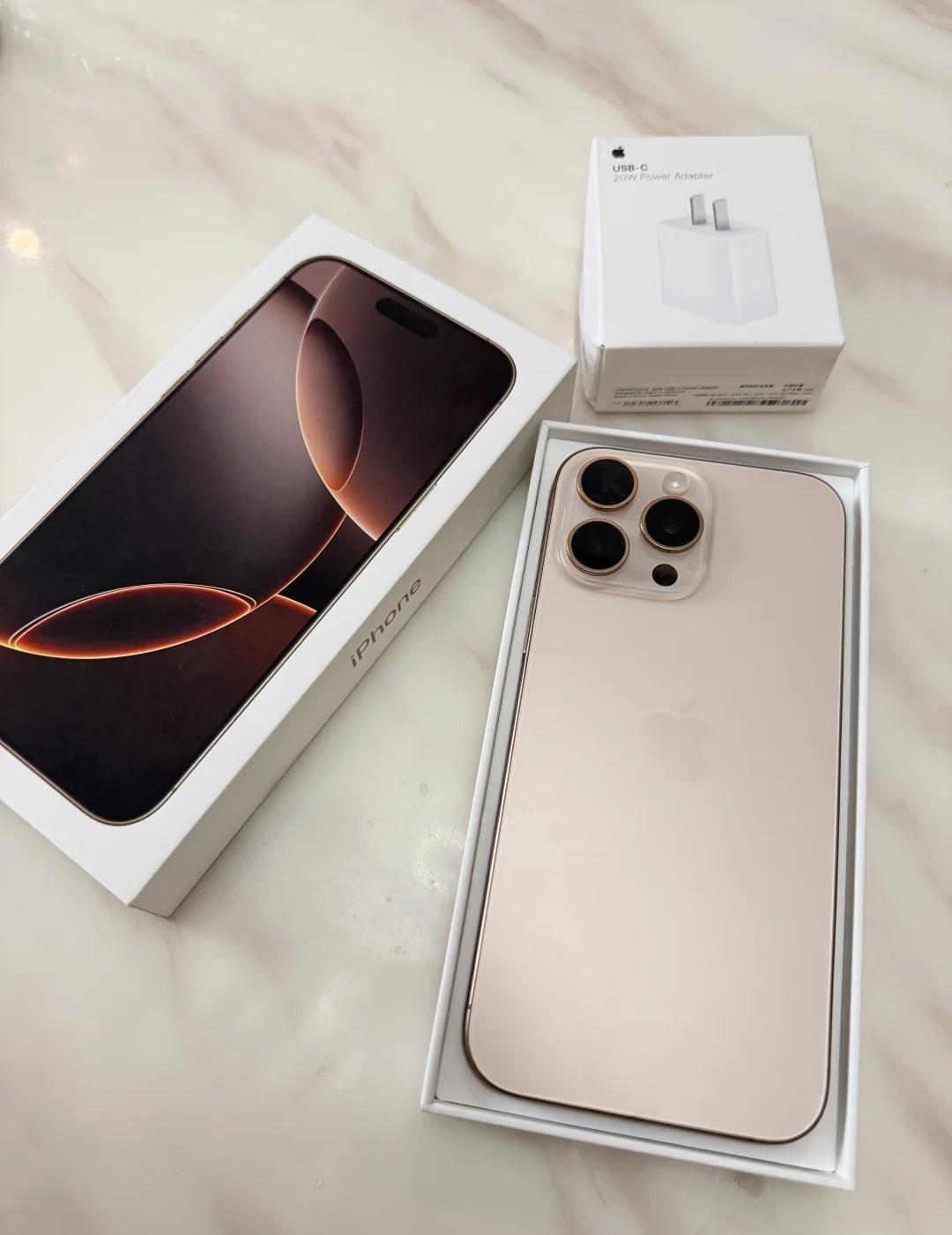 出一台女生自用iPhone16ProMax512G沙漠钛色，一直贴膜带