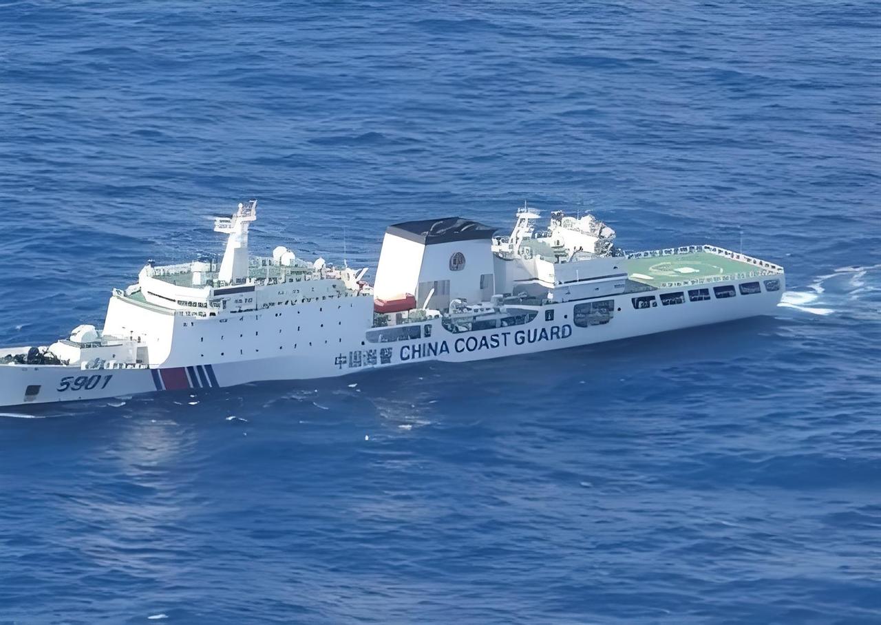 5月3日，南海铁线礁，中国海警出手了！菲方5人无视警告，非法登礁还搞破坏、丢