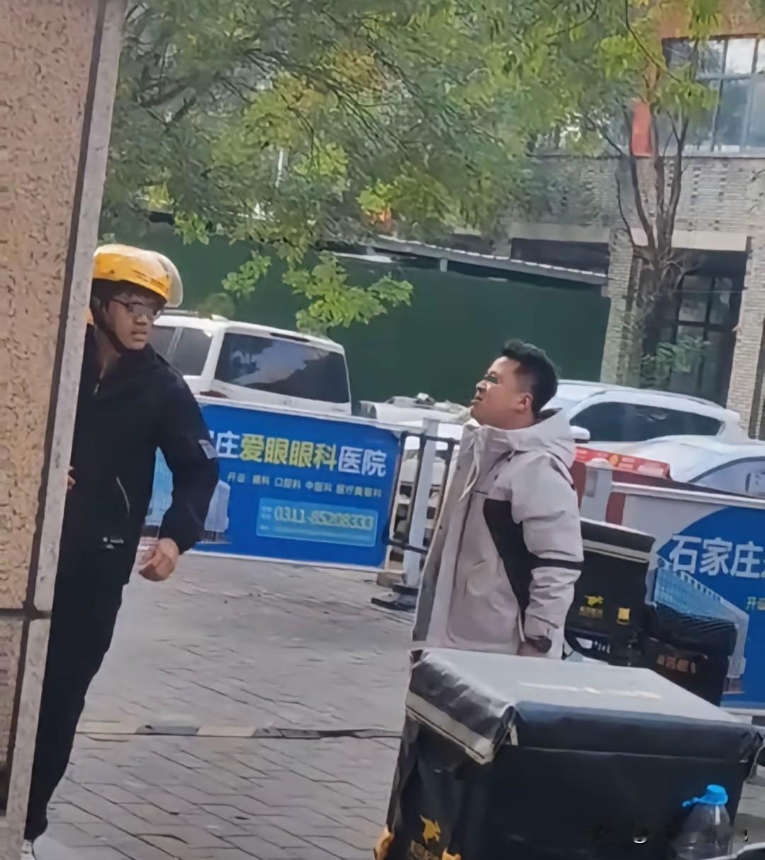 看着外卖小哥都已经绕着走的这一幕，多少有点心酸，惹不起还躲不起吗？相信这位外卖小