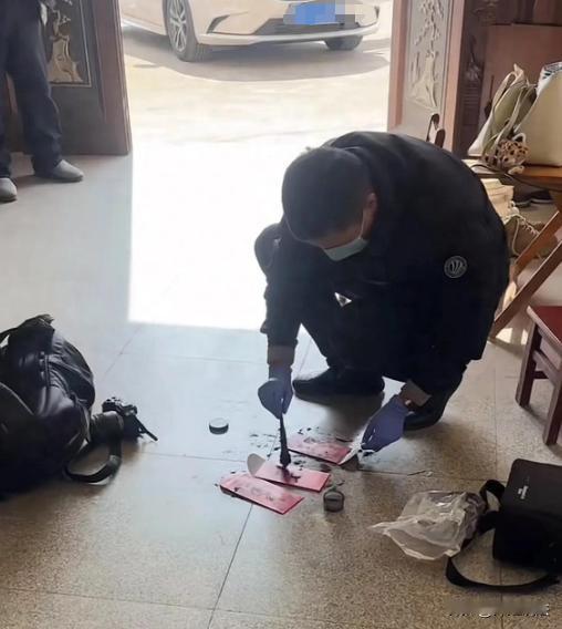 安徽，一女子过年回老家，在车上用15000元包了几个2000元的红包放车里。凌晨