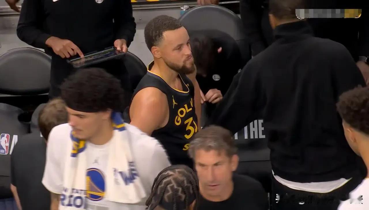 下面是一条关于勇士巨星库里伤势的坏消息！今天勇士官方宣布，库里遭遇股四头肌挫伤和