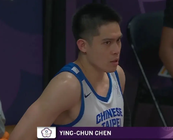 手真硬！陈盈俊第四节上演CBA式疯狂，连续两个超级三分+连过两人突破命中，带领中