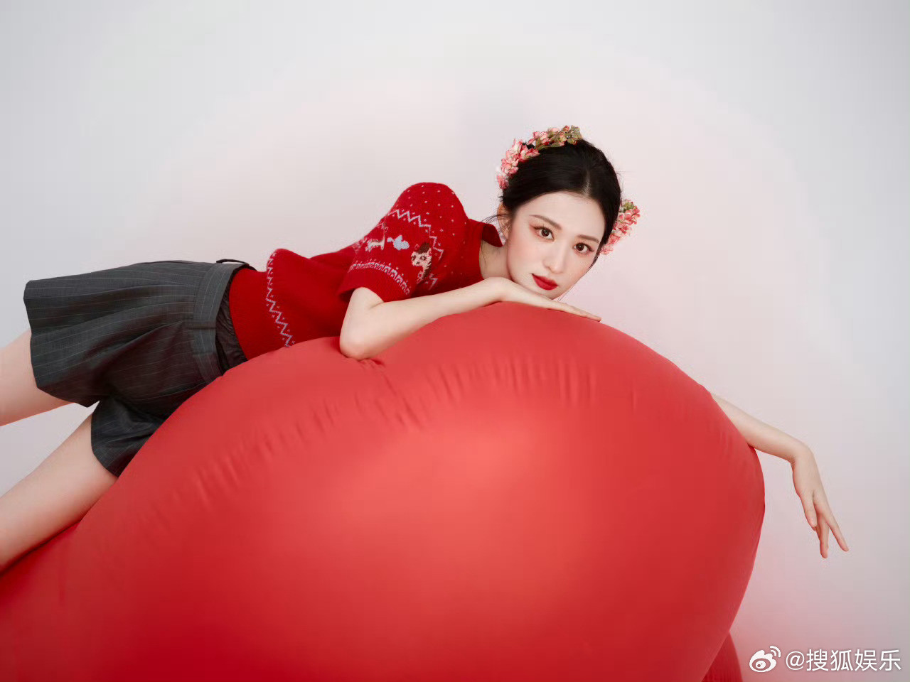 王楚然元宵节美照一大早被美精神了‼️王楚然元宵节美照来咯，喜气洋洋的红色短袖，