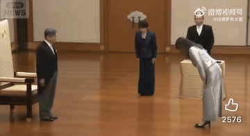小野田纪美情商真的很低，天皇和高市早苗的身高都不占优势，特别是天皇的身高更是贴近