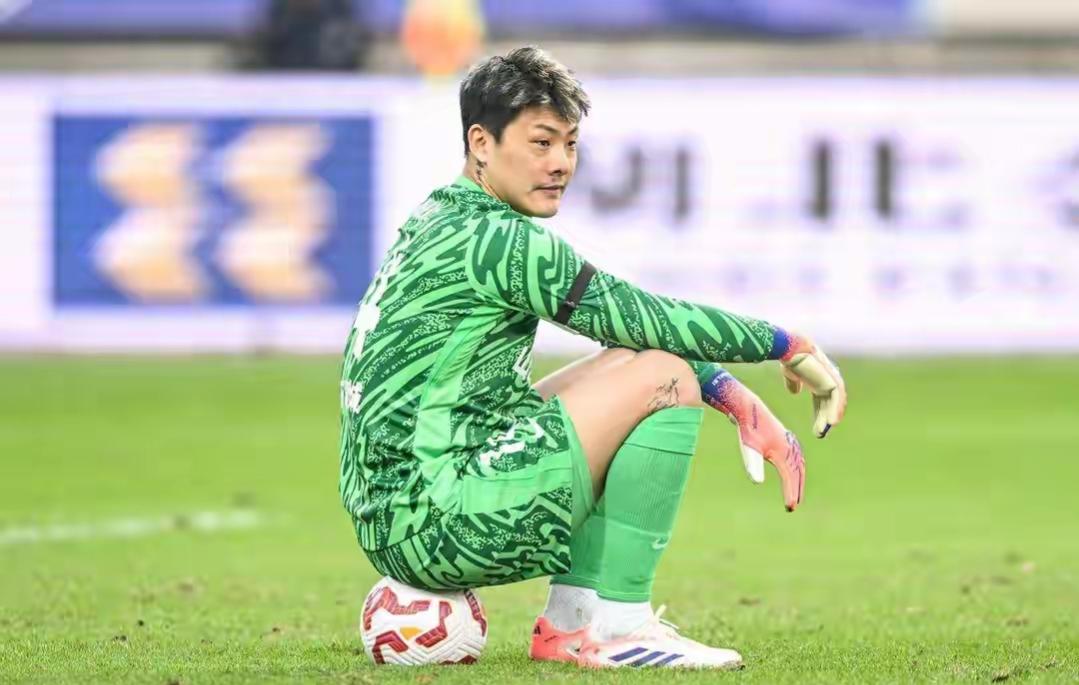 不公平！王大雷无缘中超最佳守门员评选！近日中足联官方公布了中超联赛2025年度