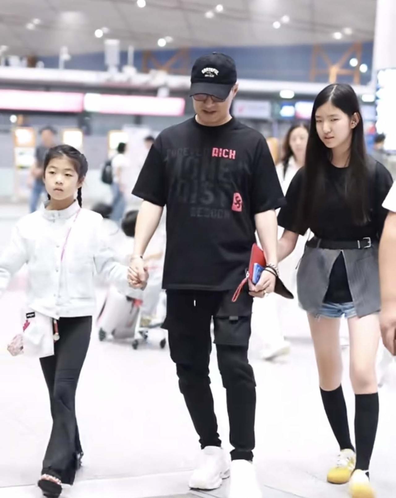 汪峰带着3个女儿回北京，醒醒牵爸爸手很乖巧。汪峰和3个女儿出现在机场，原来是旅行