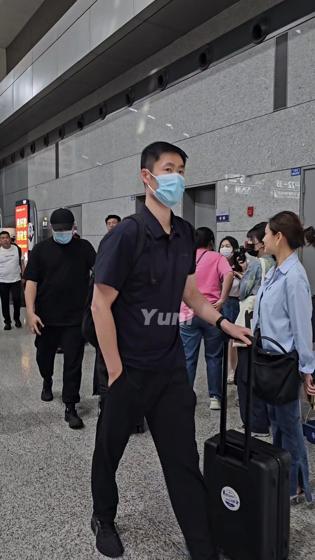 王励勤、王皓都出发了，工作越来越忙，认真的样子真帅气，两王合体，一起出差！王主