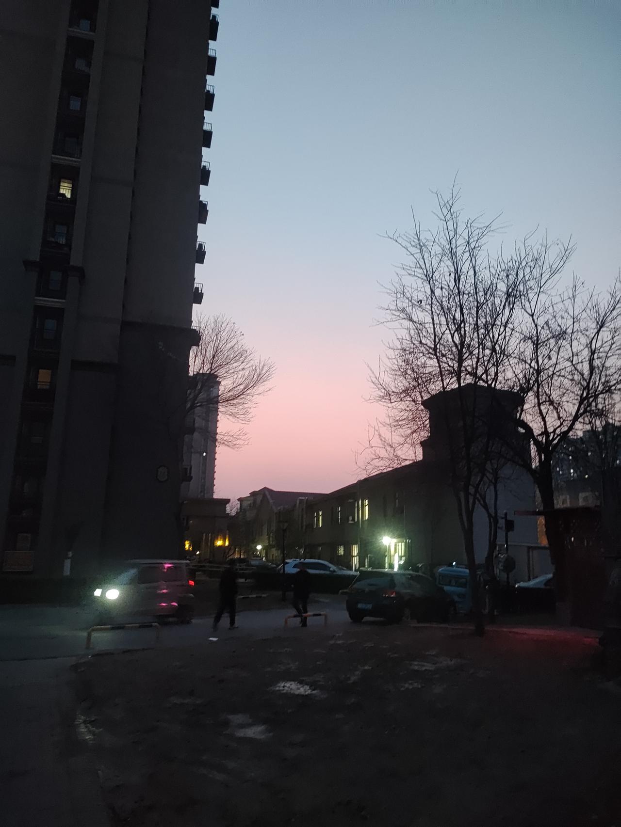 小区一角，定格夕阳余晖。红霞漫上天际，余晖把世界染成温柔的橘，每次看见，心都悄悄