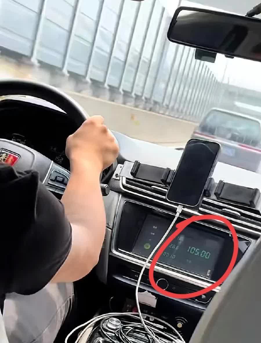 一外地女子在上海打车，18公里不堵车，本来不到60元，给干到了一百多，女子发现后