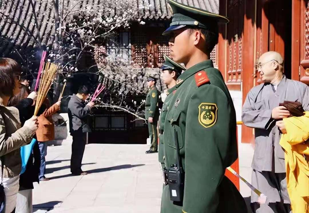潭柘寺门口站着武警，天天守着，连棵树都盯得紧，到底图啥？它比北京城还老九百多