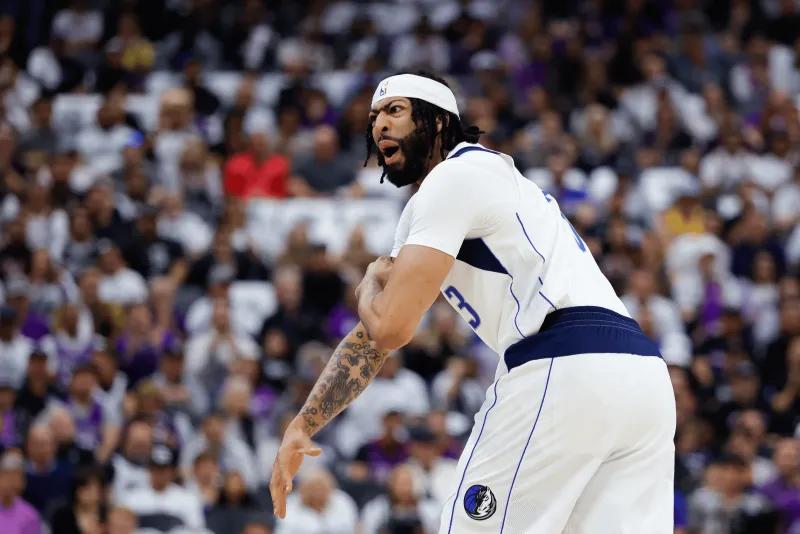 对浓眉，独行侠彻底失去信任。他们是一刻都等不了。Shams：独行侠正重启浓眉