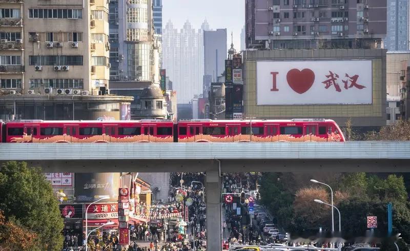 武汉街头出现飞机？假的最近网上疯传武汉街头道路上出现飞机的视频，好多人都被惊到