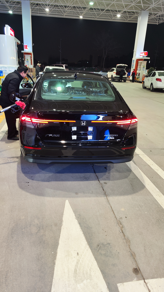 新车到家666我爸开旧车，我弟老司机开我雅阁，我爸加的油。我开车少，晚上撞过一